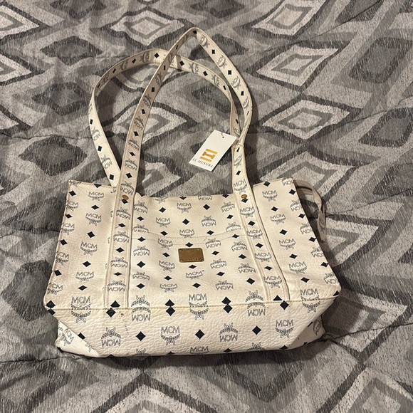 MCM White Monogram Tote Bag with Iconic Design - Picture 2 of 12